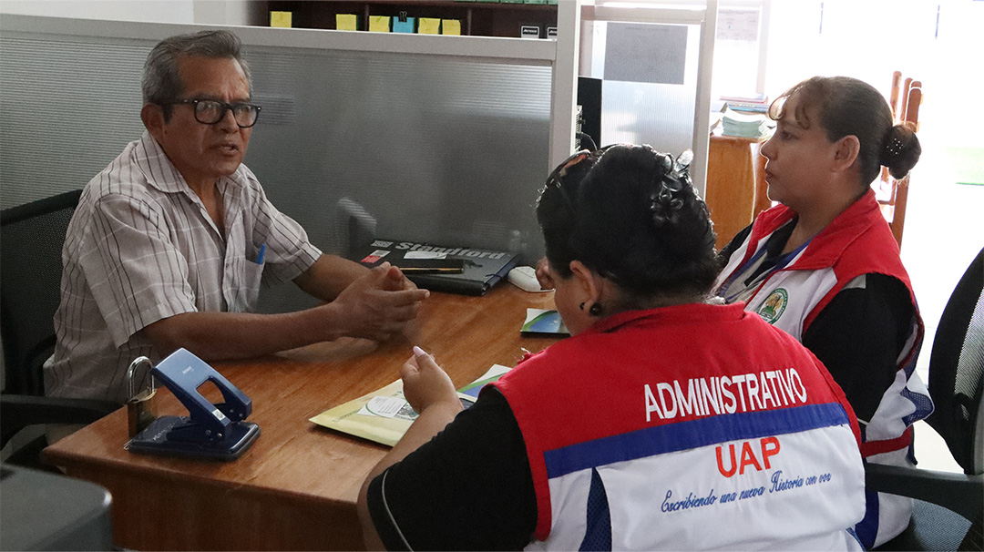 Especialistas de la Universidad Amazónica de Pando, Bolivia, visitan la COOPAFSAMAD para promocionar la carrera profesional de medicina humana en la localidad de Bolpebra